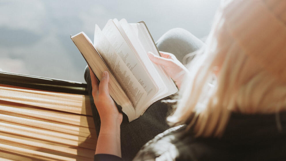 Девушка читает книгу