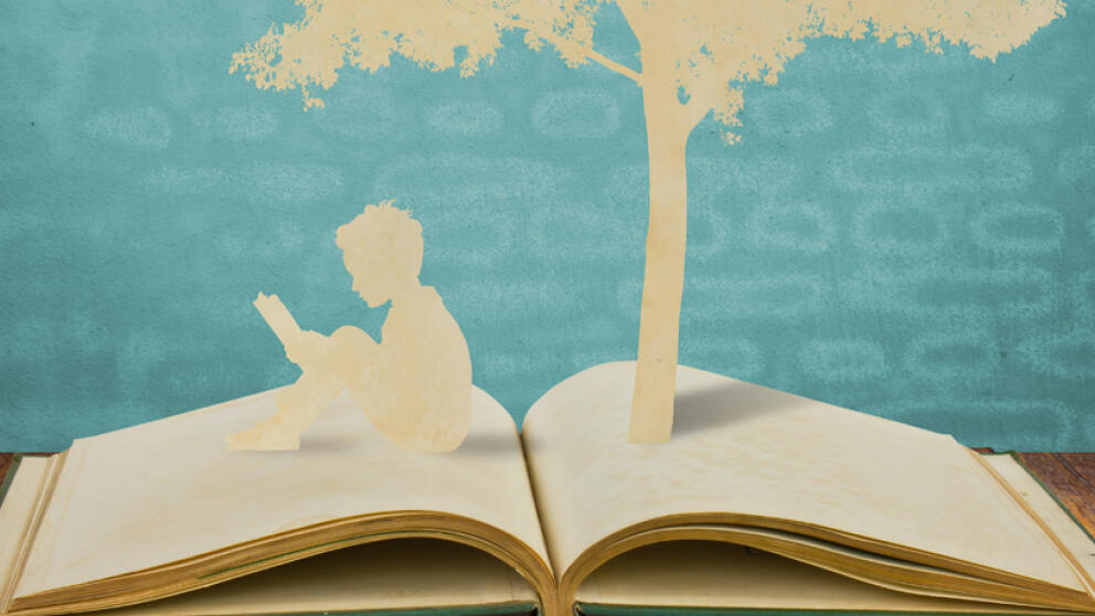 Подросток читает книгу