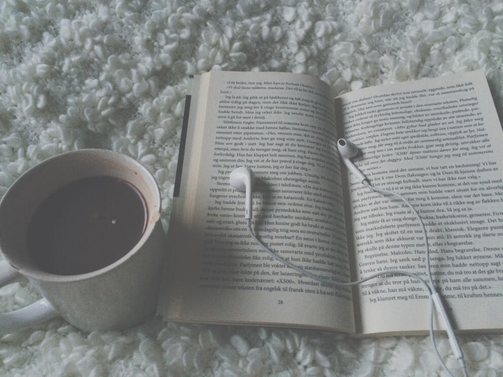 Кофе, книга и наушники