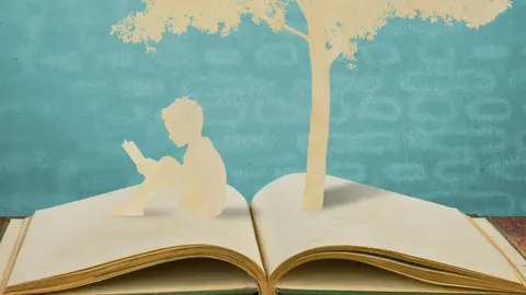 Подросток читает книгу